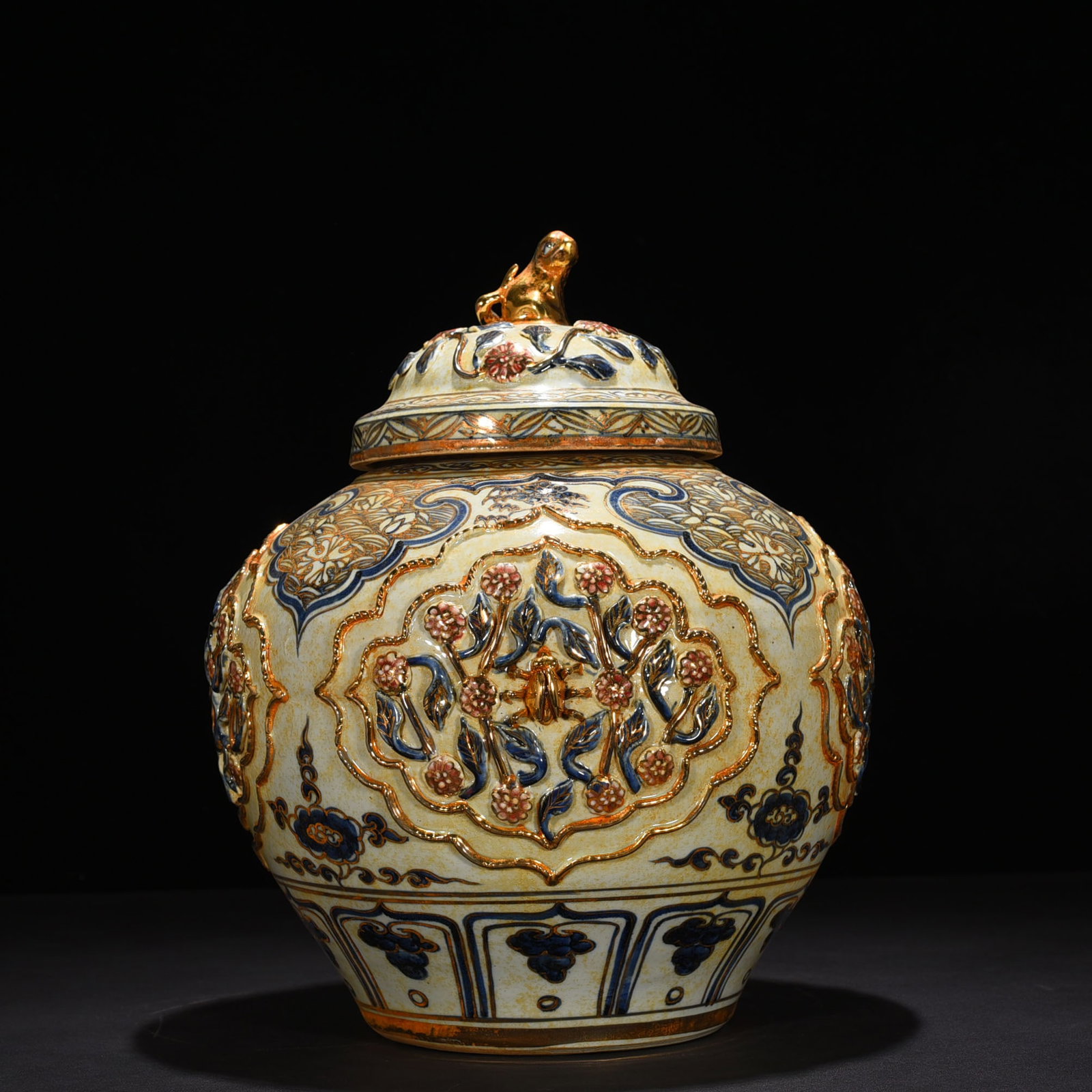 An Exquisite Chinese blue and white plastic flower pattern lid jar: Size: Height 40 cm - Width 29 cm |Materials: Porcelain |Style Dynasty: Yuan dynasty |Attributed: 13th-c |Object: bottle