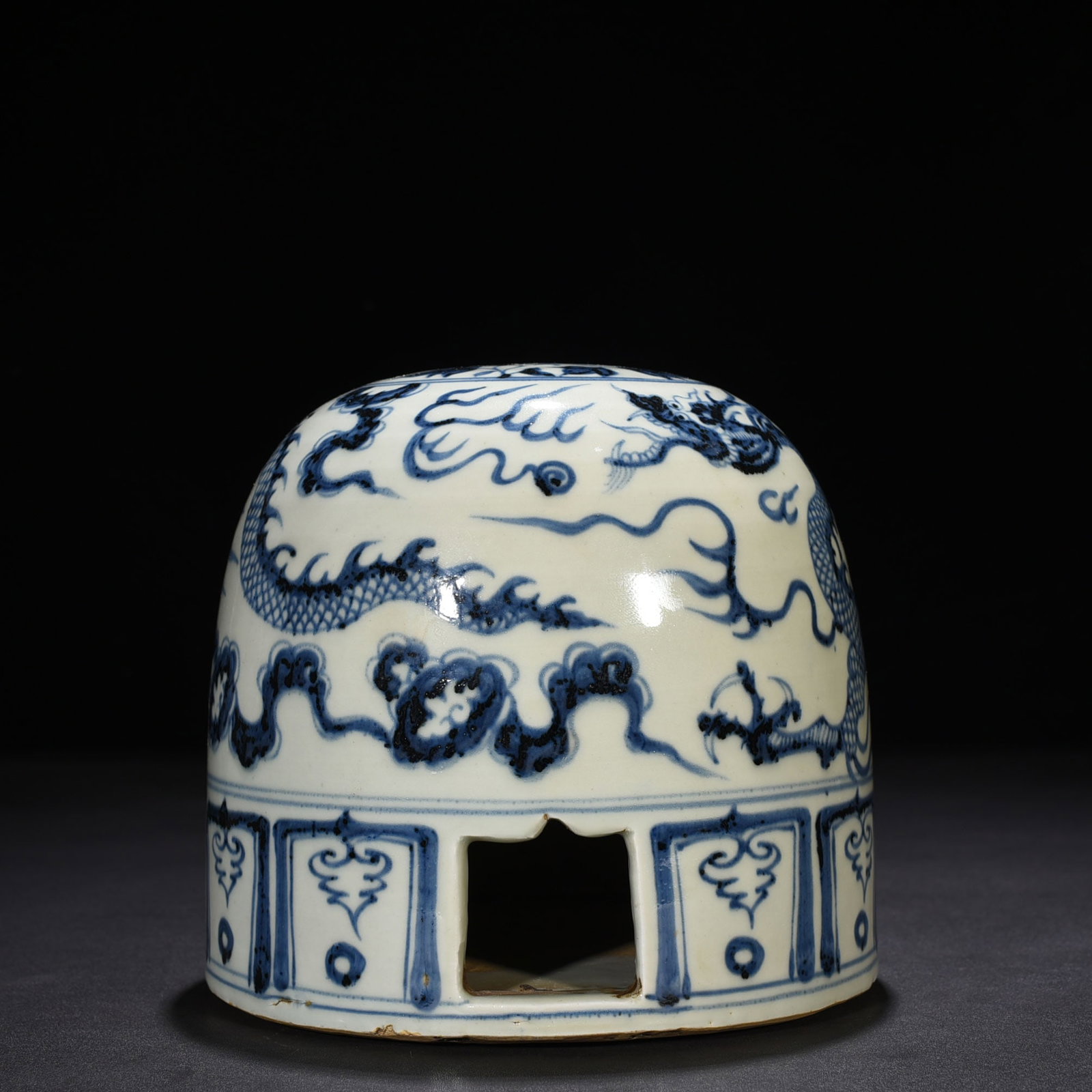 An Exquisite Chinese blue and white cloud and dragon pattern yurt