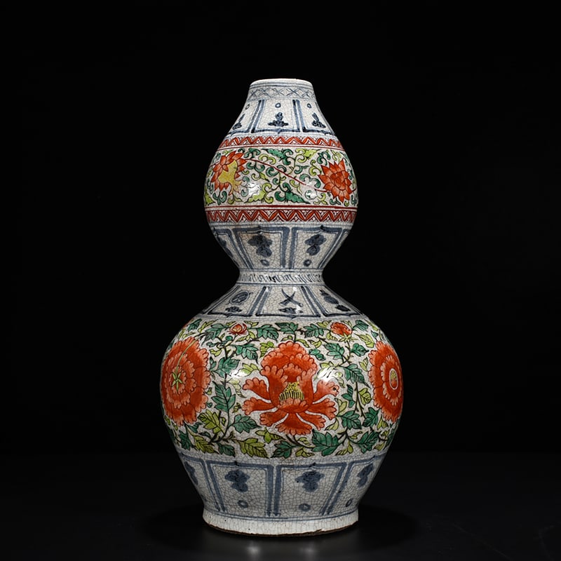 An Exquisite Chinese blue and white multicolored peony pattern gourd vase (1 of 9)