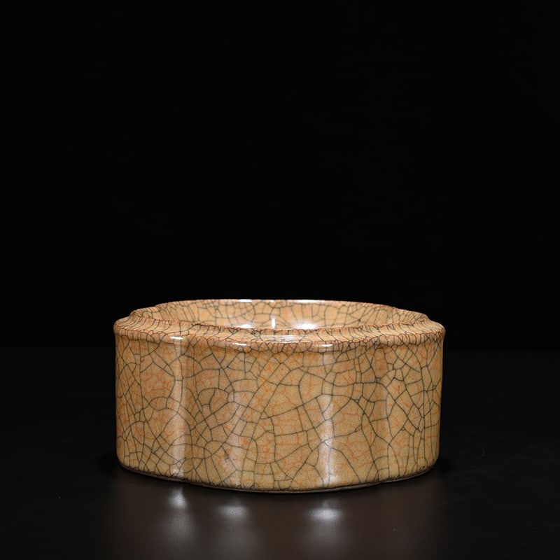 An Exquisite Chinese Ge kiln set box pen washer and lamp holder: Size: Width 20 cm - Height 9 cm |Materials: Porcelain |Style Dynasty: Song dynasty |Attributed: 10th-c |Object: pen washing
