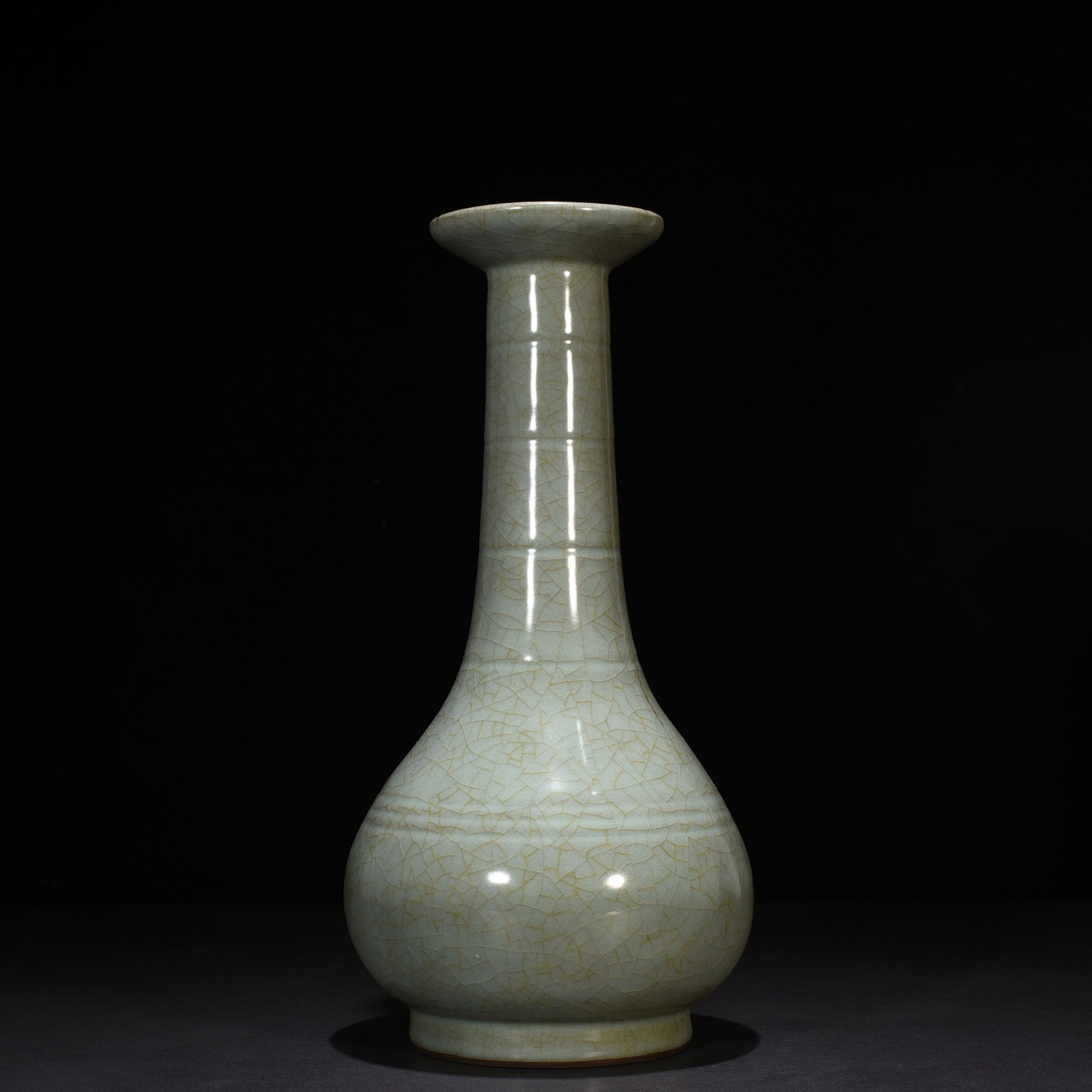 An Exquisite Chinese official kiln dazzling pattern plate mouth bottle: Size: Height 38 cm - Width 20 cm |Materials: Porcelain |Style Dynasty: Song dynasty |Attributed: 10th-c |Object: bottle