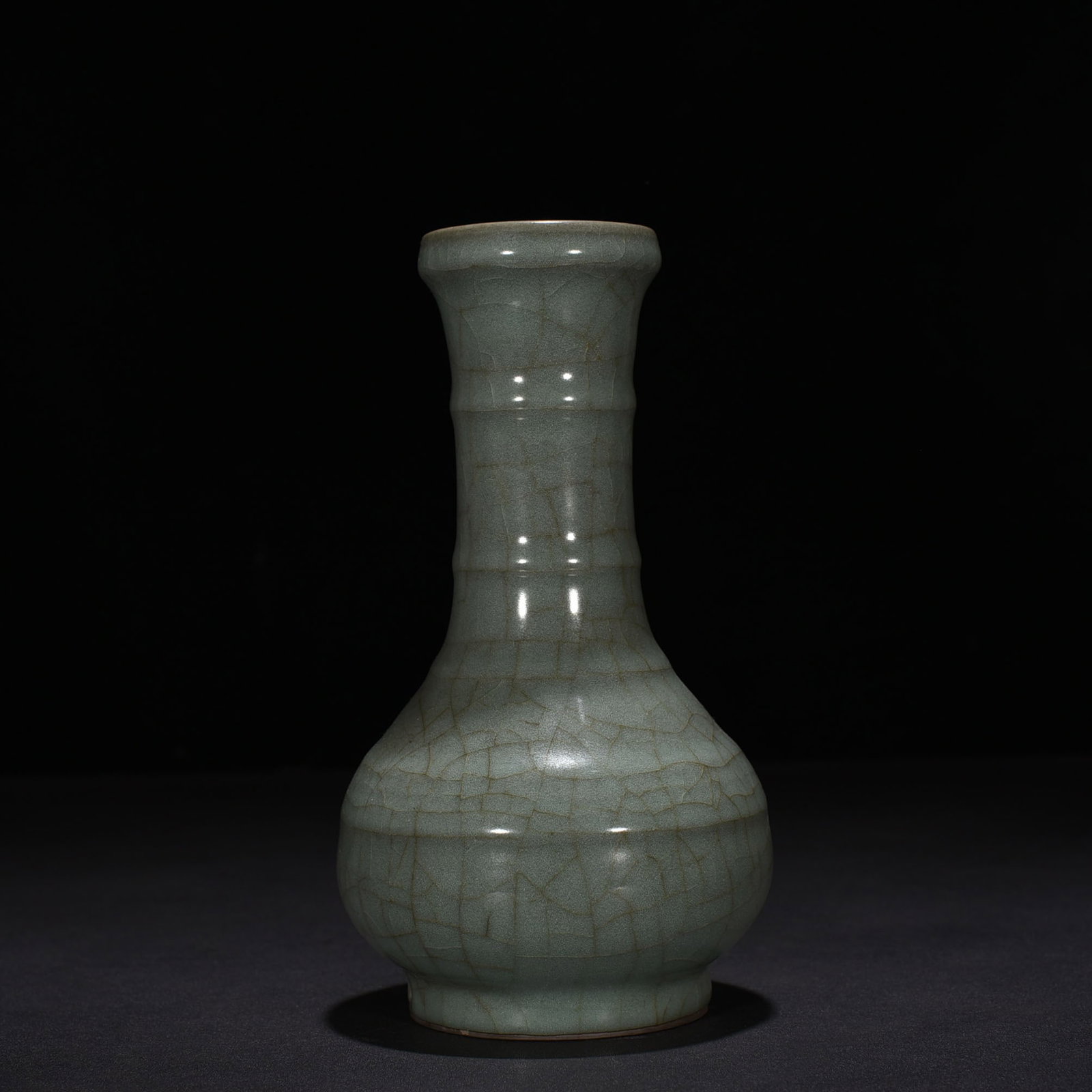An Exquisite Chinese Guan kiln vase with plate mouth: Size: Height 19 cm - Width 11 cm |Materials: Porcelain |Style Dynasty: Song dynasty |Attributed: 10th-c |Object: vase