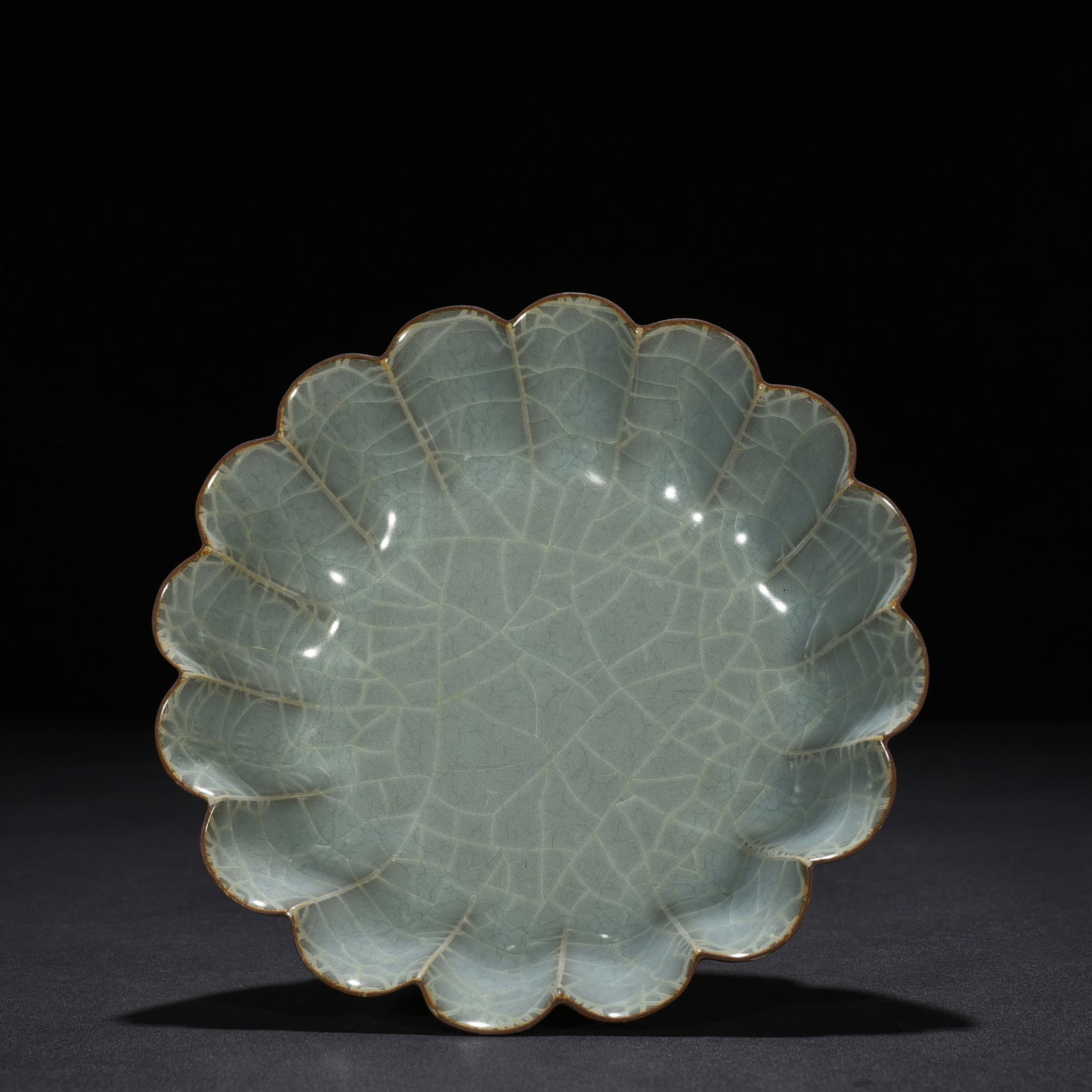 An Exquisite Chinese official kiln pink and green chrysanthemum petal wash