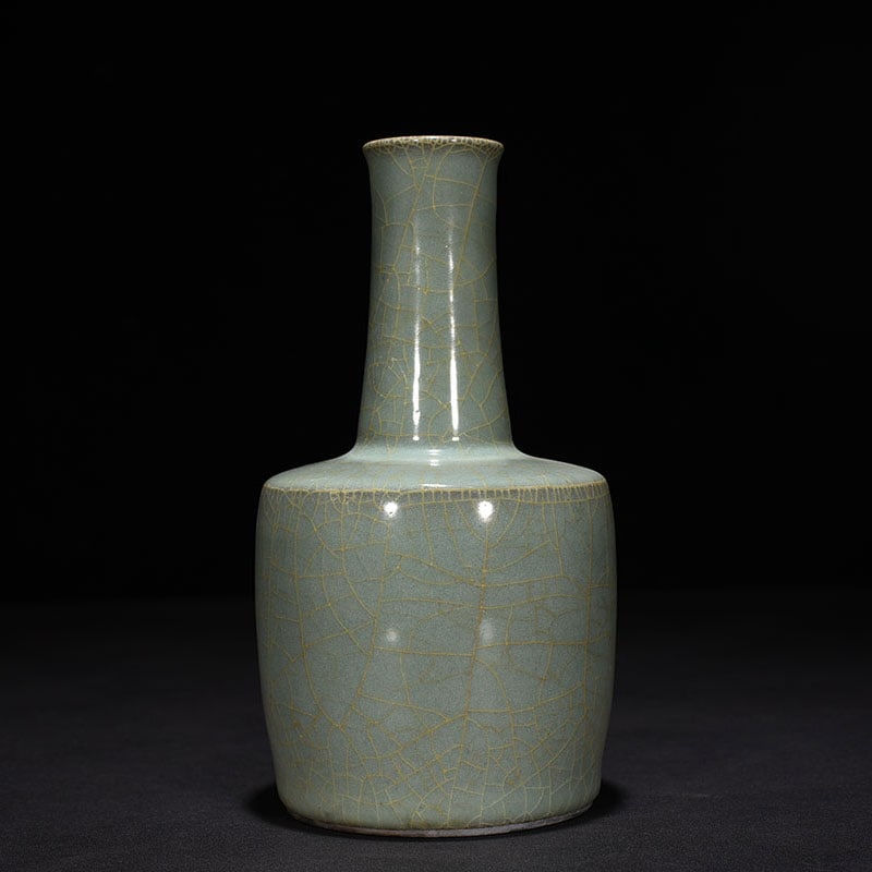 An Exquisite Chinese Guan kiln paper mallet vase