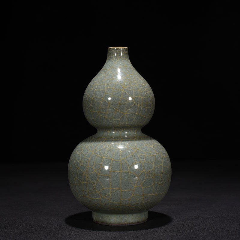 An Exquisite Chinese Guan gourd vase: Size: Height 22 cm - Width 11 cm |Materials: Porcelain |Style Dynasty: Song dynasty |Attributed: 10th-c |Object: vase