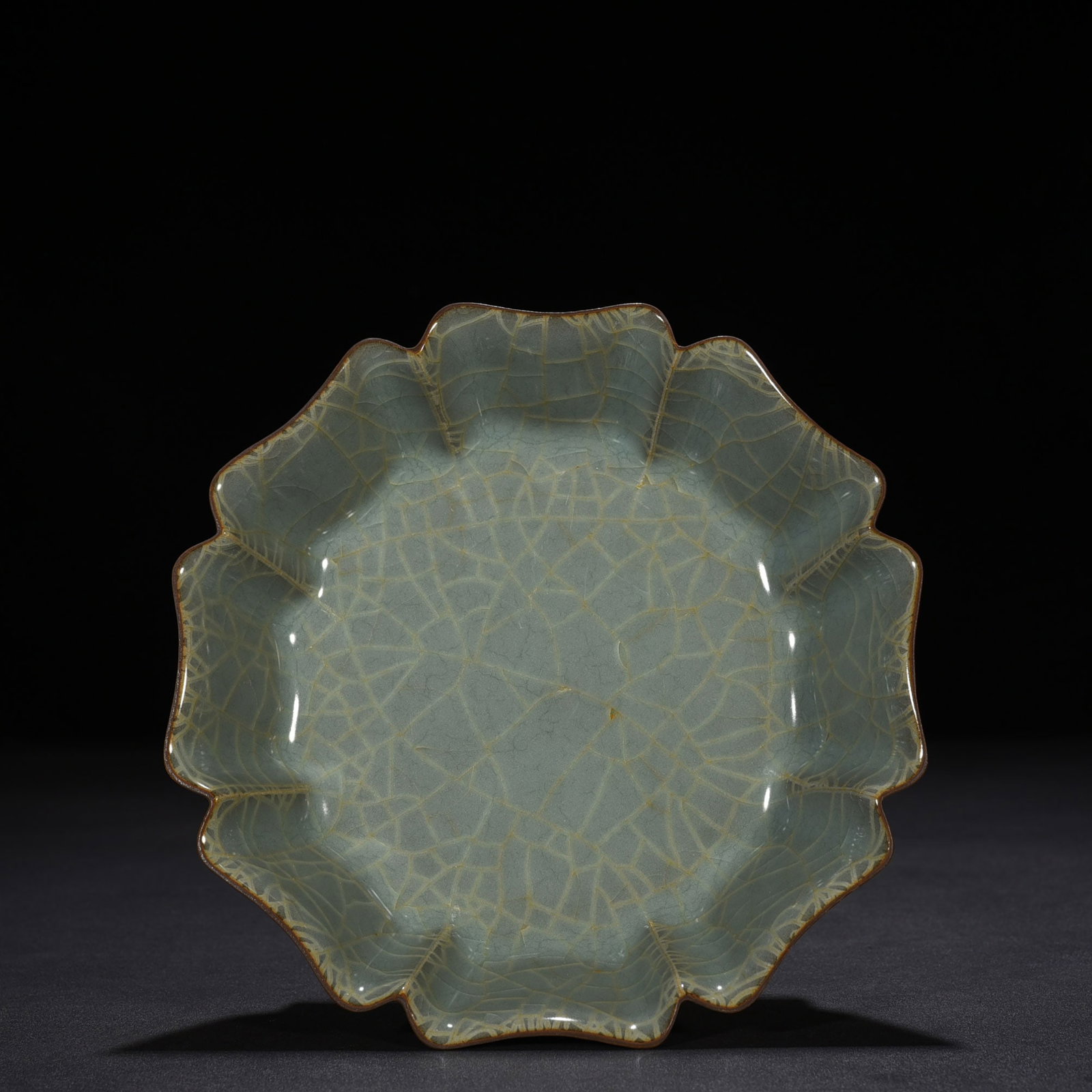 An Exquisite Chinese Guan Kiln Kwai Kou Wash