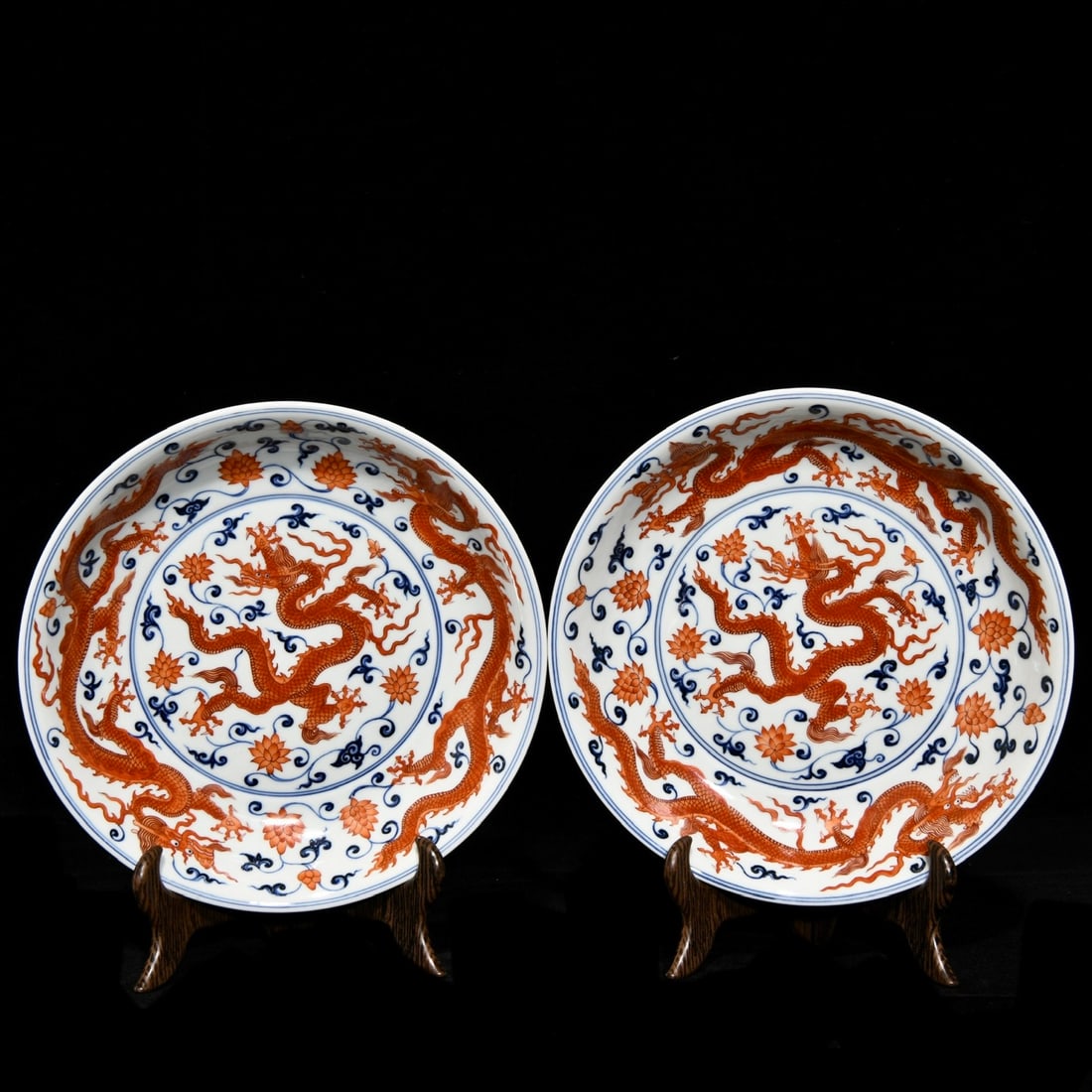 An Exquisite Chinese blue and white alum red dragon pattern plate (1 of 9)