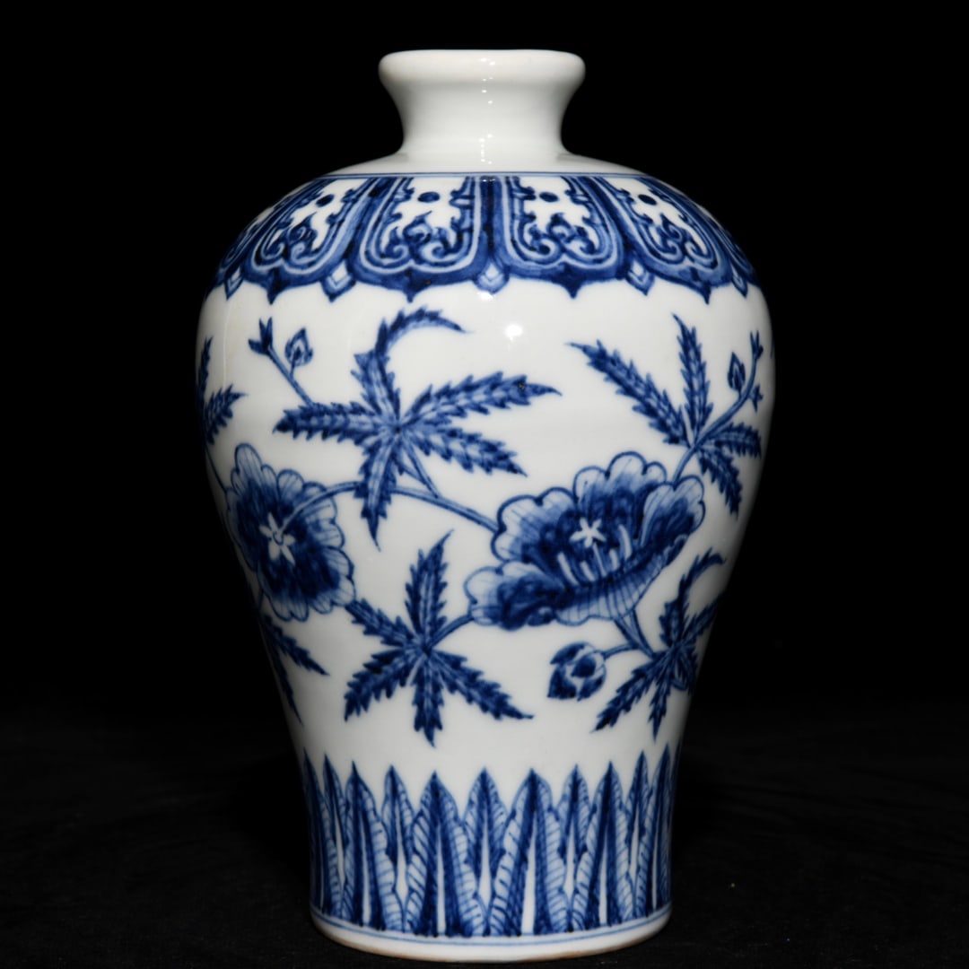 An Exquisite Chinese blue and white plum vase with floral pattern: Size: Height 17.3 cm - Width 12 cm |Materials: Porcelain |Style Dynasty: Ming dynasty |Inscription: Xuande Mark |Object: Chinese Antique