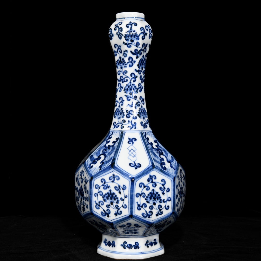 An Exquisite Chinese blue and white garlic vase with flower pattern: Size: Height 36 cm - Width 17 cm |Materials: Porcelain |Style Dynasty: Ming dynasty |Inscription: Xuande Mark |Object: Chinese Antique