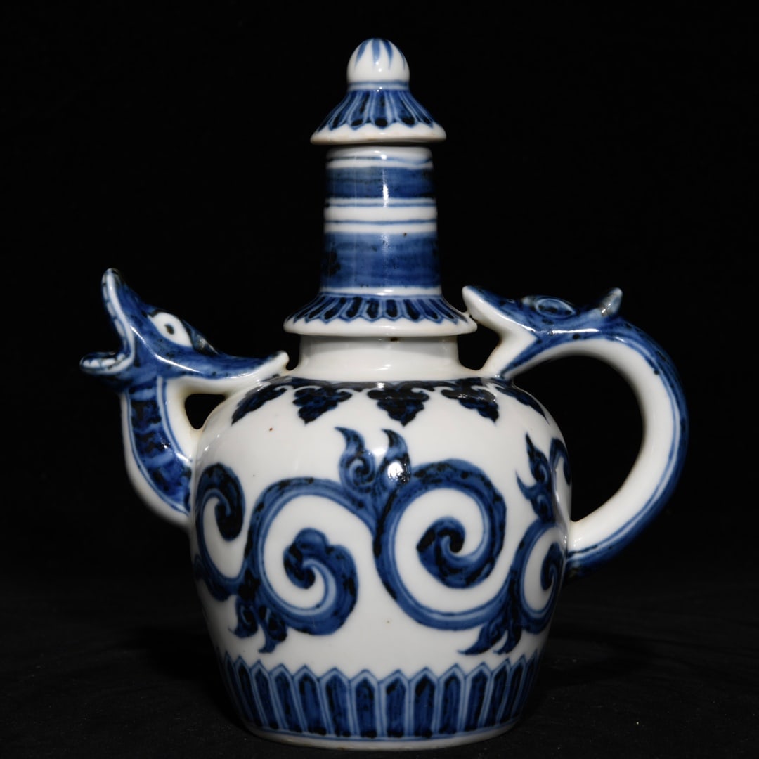An Exquisite Chinese blue and white floral pattern faucet pot: Size: Height 16 cm - Width 14.5 cm |Materials: Porcelain |Style Dynasty: Ming dynasty |Inscription: Xuande Mark |Object: Chinese Antique