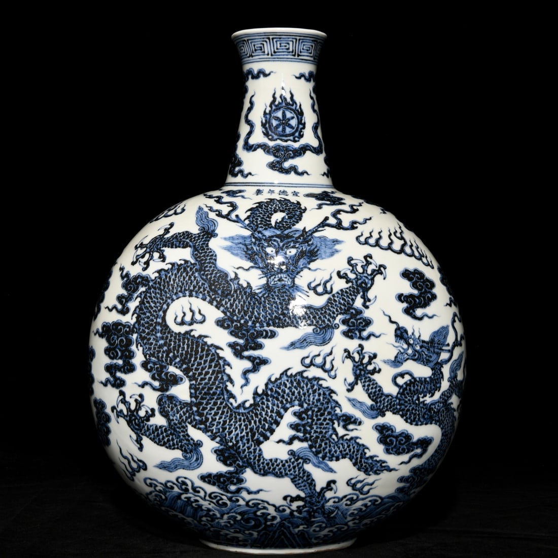 An Exquisite Chinese blue and white Canglong godson picture flat vase: Size: Height 44.8 cm - Width 31.5 cm |Materials: Porcelain |Style Dynasty: Ming dynasty |Inscription: Xuande Mark |Object: Chinese Antique