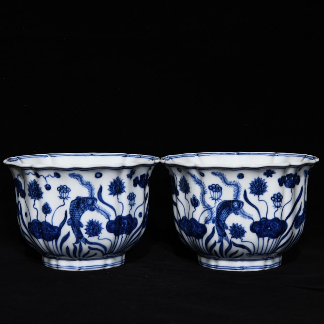 An Exquisite Chinese blue and white fish and algae pattern bell bowl: Size: Width 15.5 cm - Height 10.8 cm |Materials: Porcelain |Style Dynasty: Ming dynasty |Inscription: Xuande Mark |Object: Chinese Antique