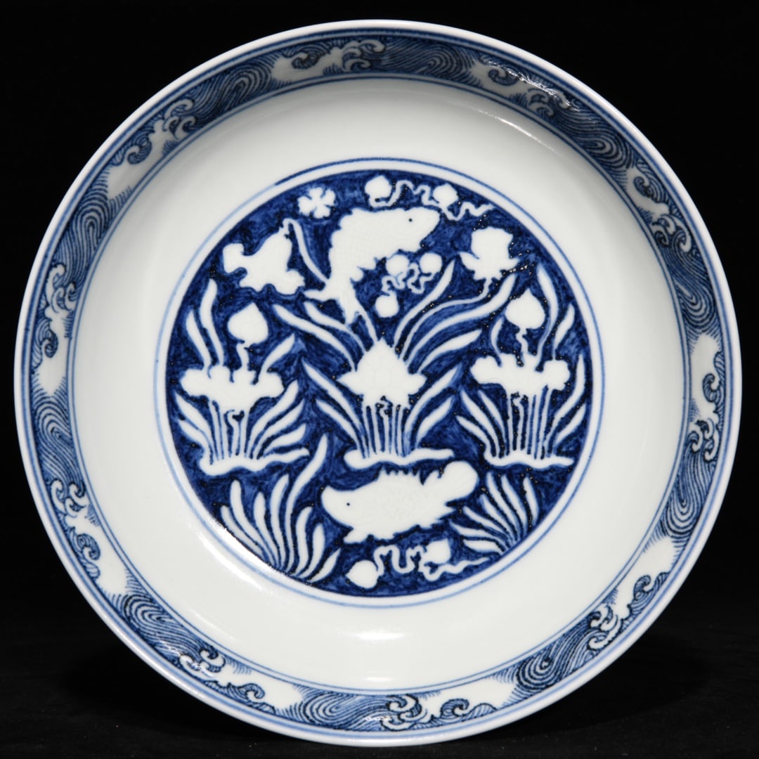 An Exquisite Chinese blue and white fish and algae pattern plate: Size: Width 20 cm - Height 4.5 cm |Materials: Porcelain |Style Dynasty: Ming dynasty |Inscription: Xuande Mark |Object: Chinese Antique