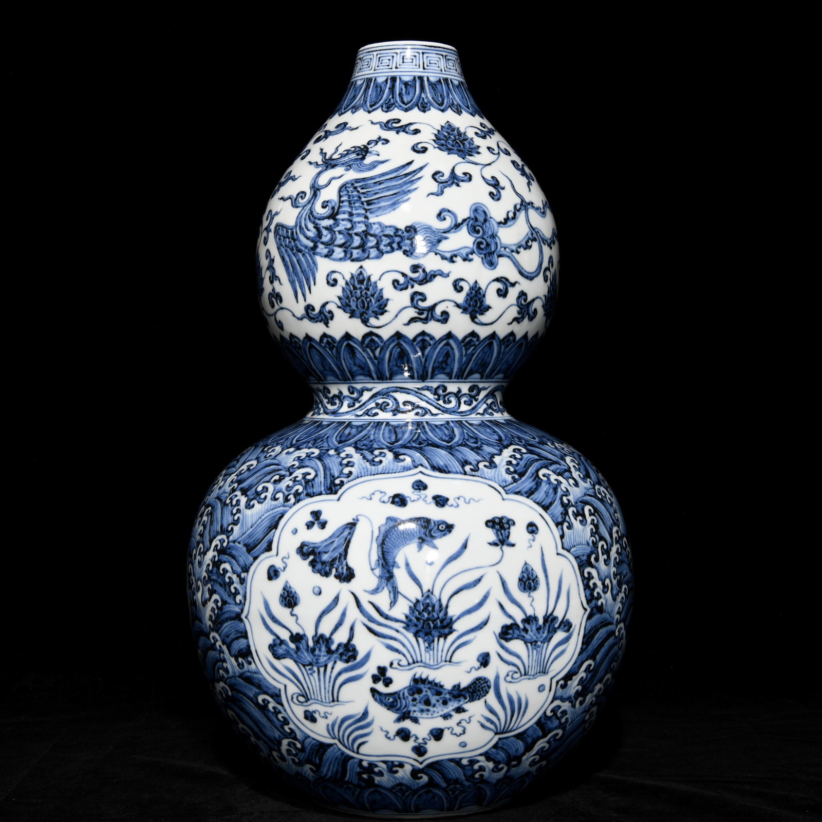 An Exquisite Chinese blue and white gourd bottle with fish and algae pattern: Size: Height 48.5 cm - Width 28 cm |Materials: Porcelain |Style Dynasty: Ming dynasty |Inscription: Xuande Mark |Object: Chinese Antique
