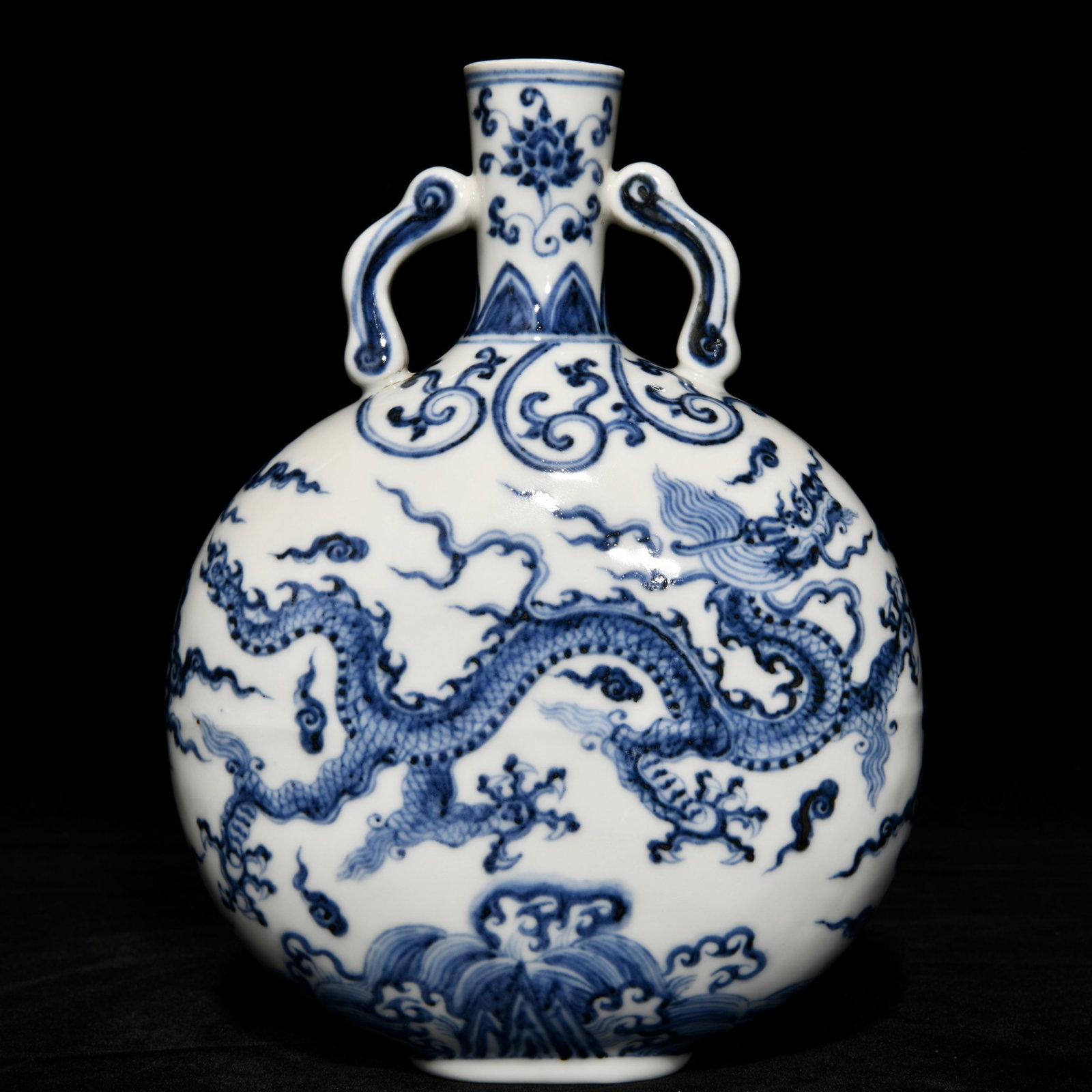 An Exquisite Chinese blue and white dragon pattern flat vase: Size: Height 20.7 cm - Width 15.5 cm |Materials: Porcelain |Style Dynasty: Ming dynasty |Inscription: Xuande Mark |Object: Chinese Antique