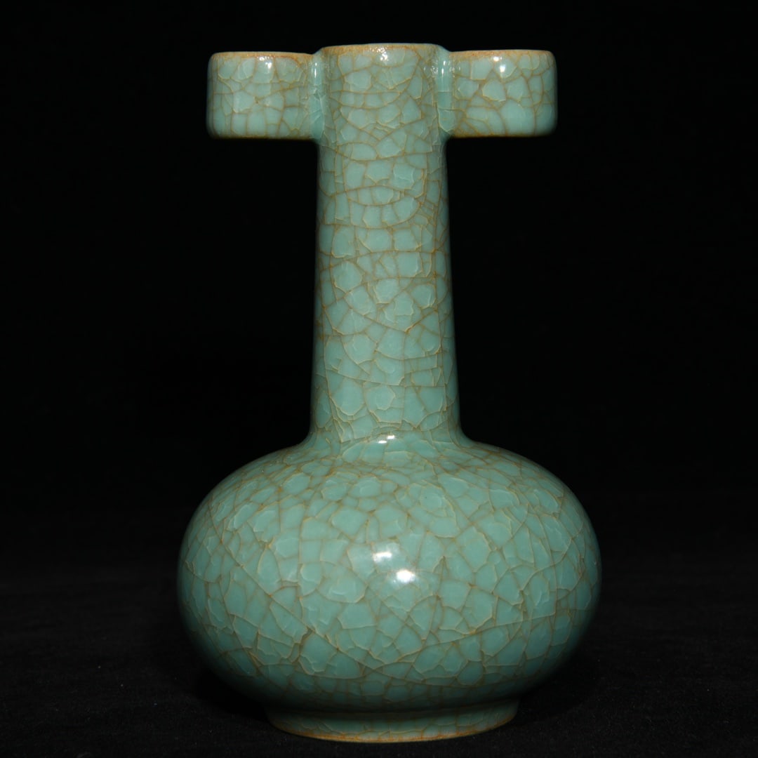 An Exquisite Chinese Ru kiln ice cracked amphorae: Size: Height 13.5 cm - Width 8.5 cm |Materials: Porcelain |Style Dynasty: Song dynasty |Inscription: 10th-c |Object: Chinese Antique