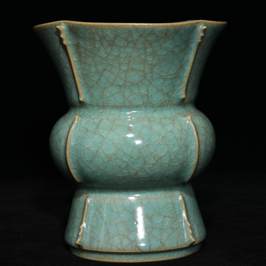 An Exquisite Chinese Ru kiln ice cracked Fenghua Zun: Size: Height 12.5 cm - Width 10.5 cm |Materials: Porcelain |Style Dynasty: Song dynasty |Inscription: 10th-c |Object: Chinese Antique