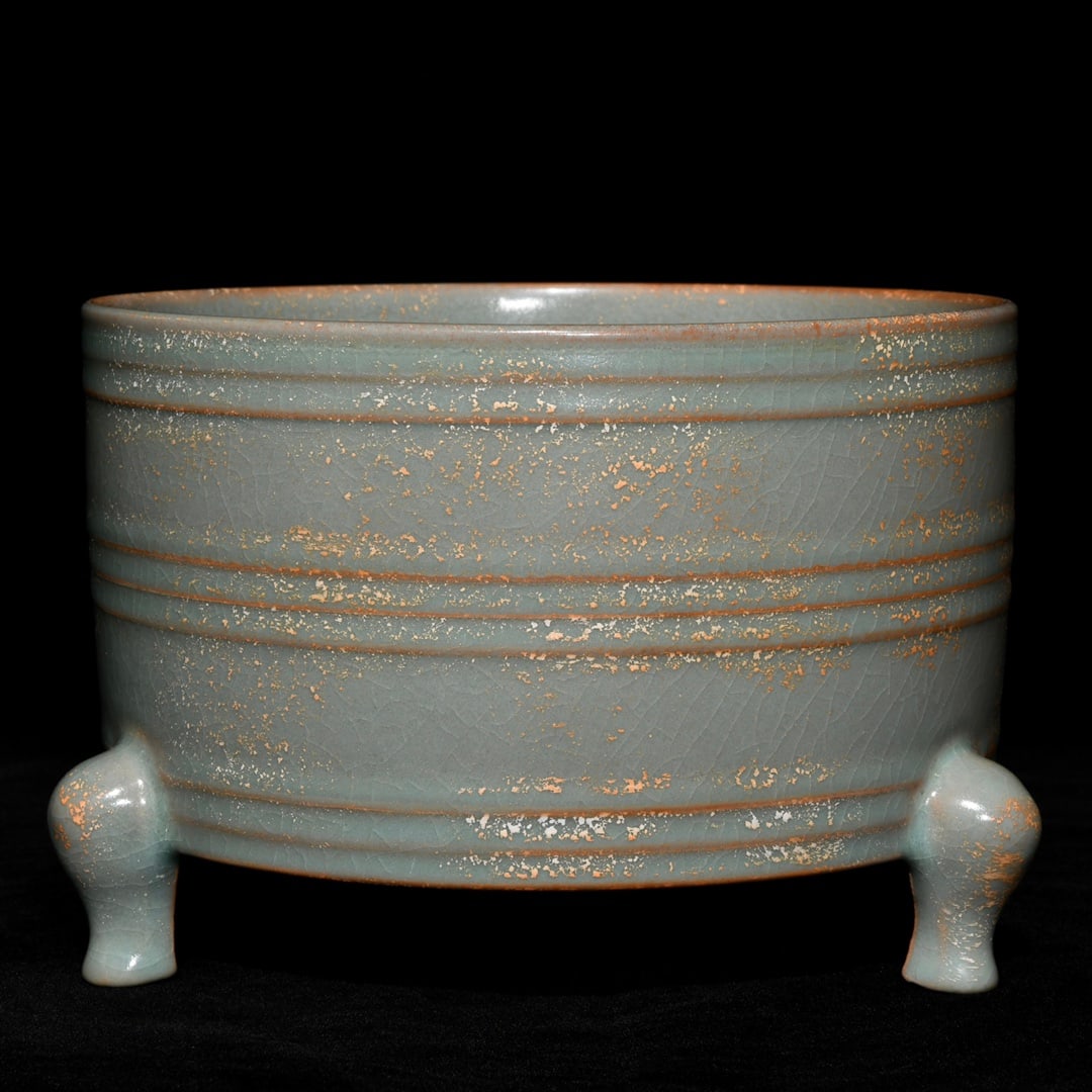 An Exquisite Chinese Ru kiln string-patterned tripod: Size: Width 18.5 cm - Height 13 cm |Materials: Porcelain |Style Dynasty: Song dynasty |Inscription: 10th-c |Object: Chinese Antique