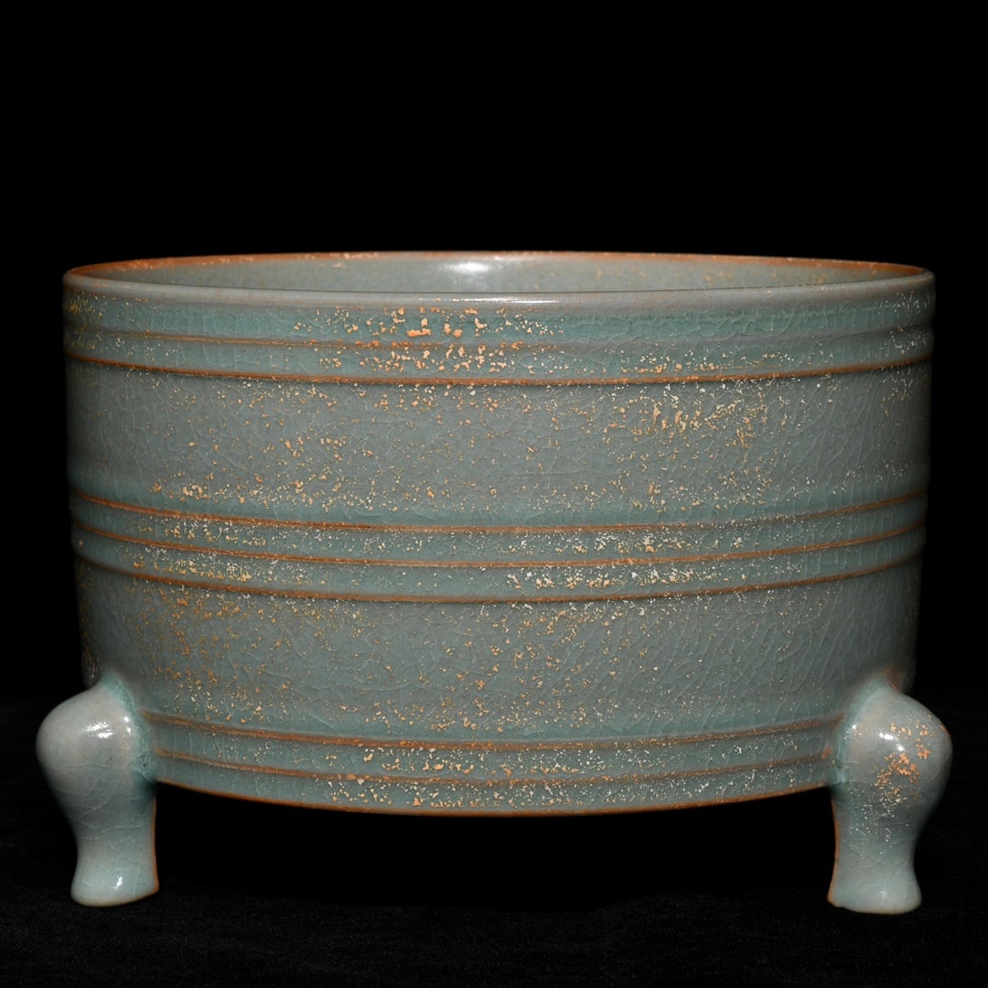 An Exquisite Chinese Ru kiln string-patterned tripod - 2