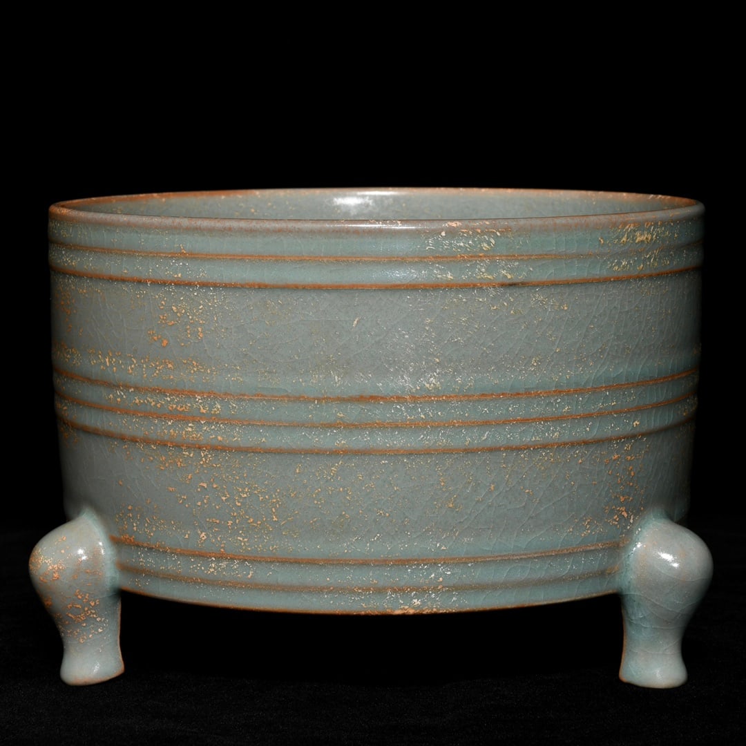 An Exquisite Chinese Ru kiln string-patterned tripod - 3