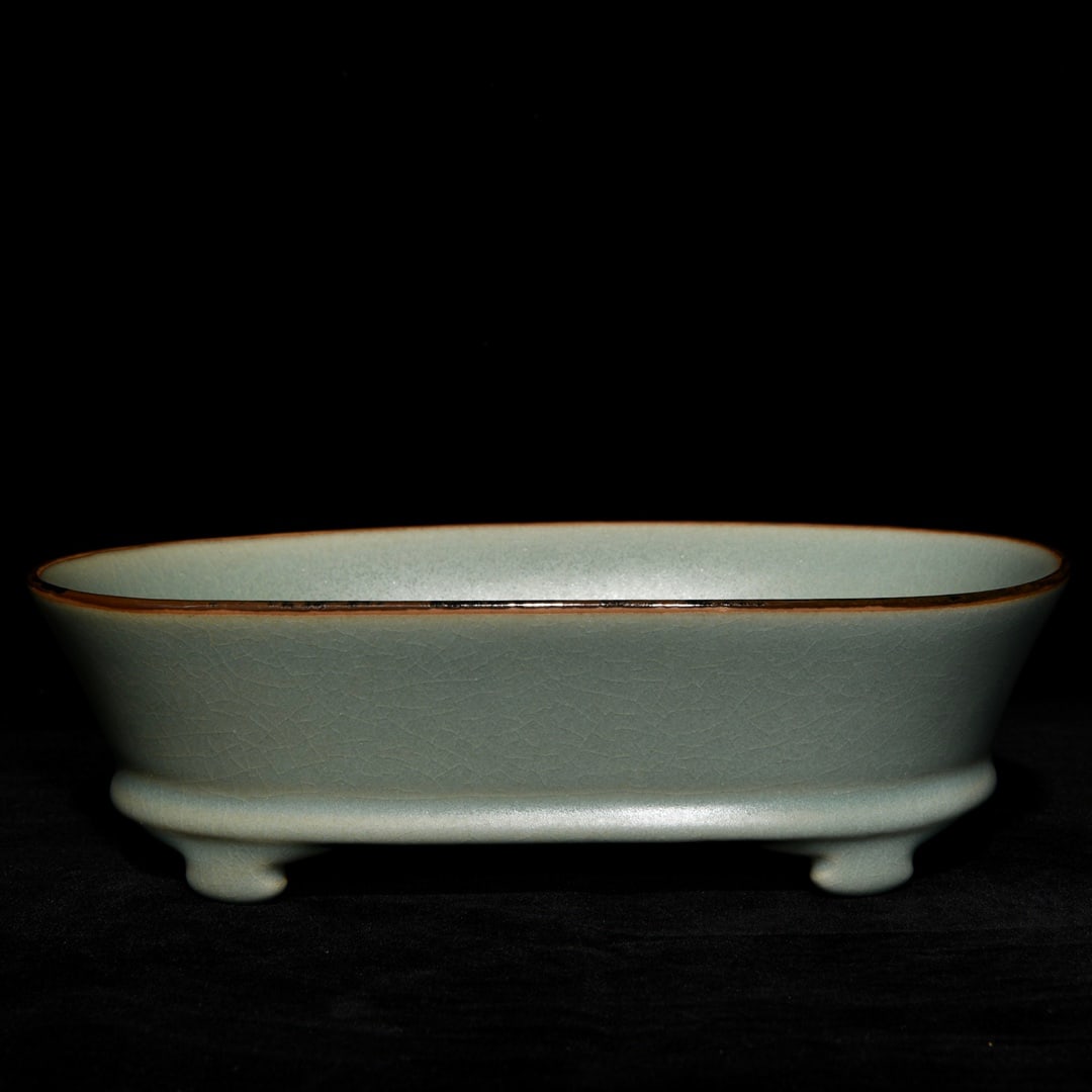 An Exquisite Chinese Ru kiln narcissus basin: Size: Width 23 cm - Height 6.8 cm |Materials: Porcelain |Style Dynasty: Song dynasty |Inscription: 10th-c |Object: Chinese Antique