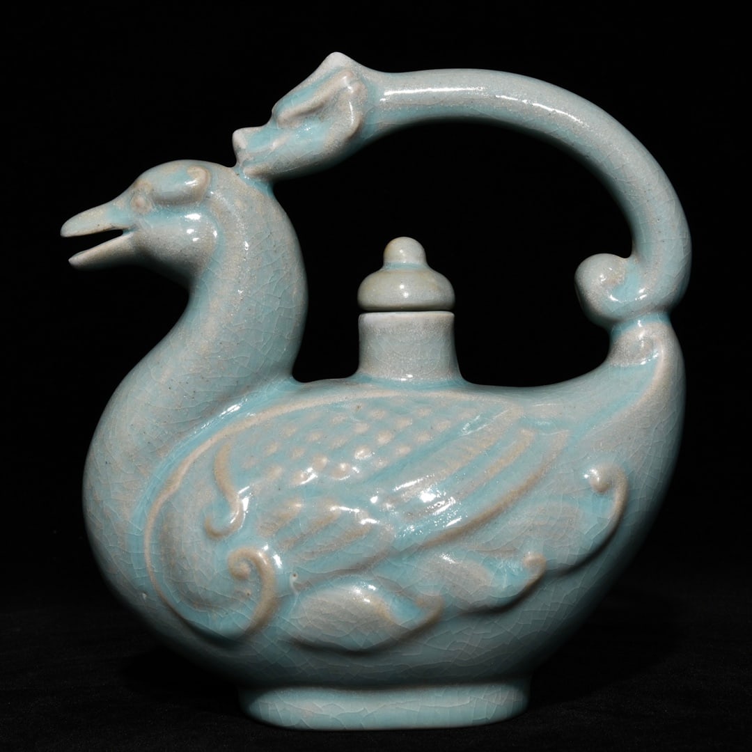 An Exquisite Chinese Ru kiln dragon-handled teapot: Size: Height 20 cm - Width 18 cm |Materials: Porcelain |Style Dynasty: Song dynasty |Inscription: 10th-c |Object: Chinese Antique