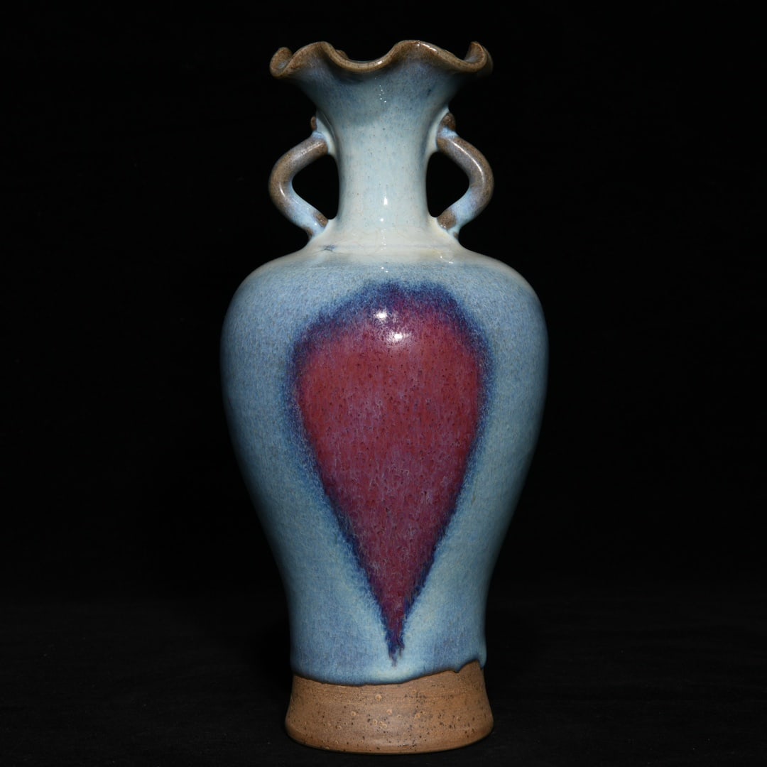 An Exquisite Chinese Jun kiln vase with flower mouth: Size: Height 24 cm - Width 12 cm |Materials: Porcelain |Style Dynasty: Song dynasty |Inscription: 10th-c |Object: Chinese Antique