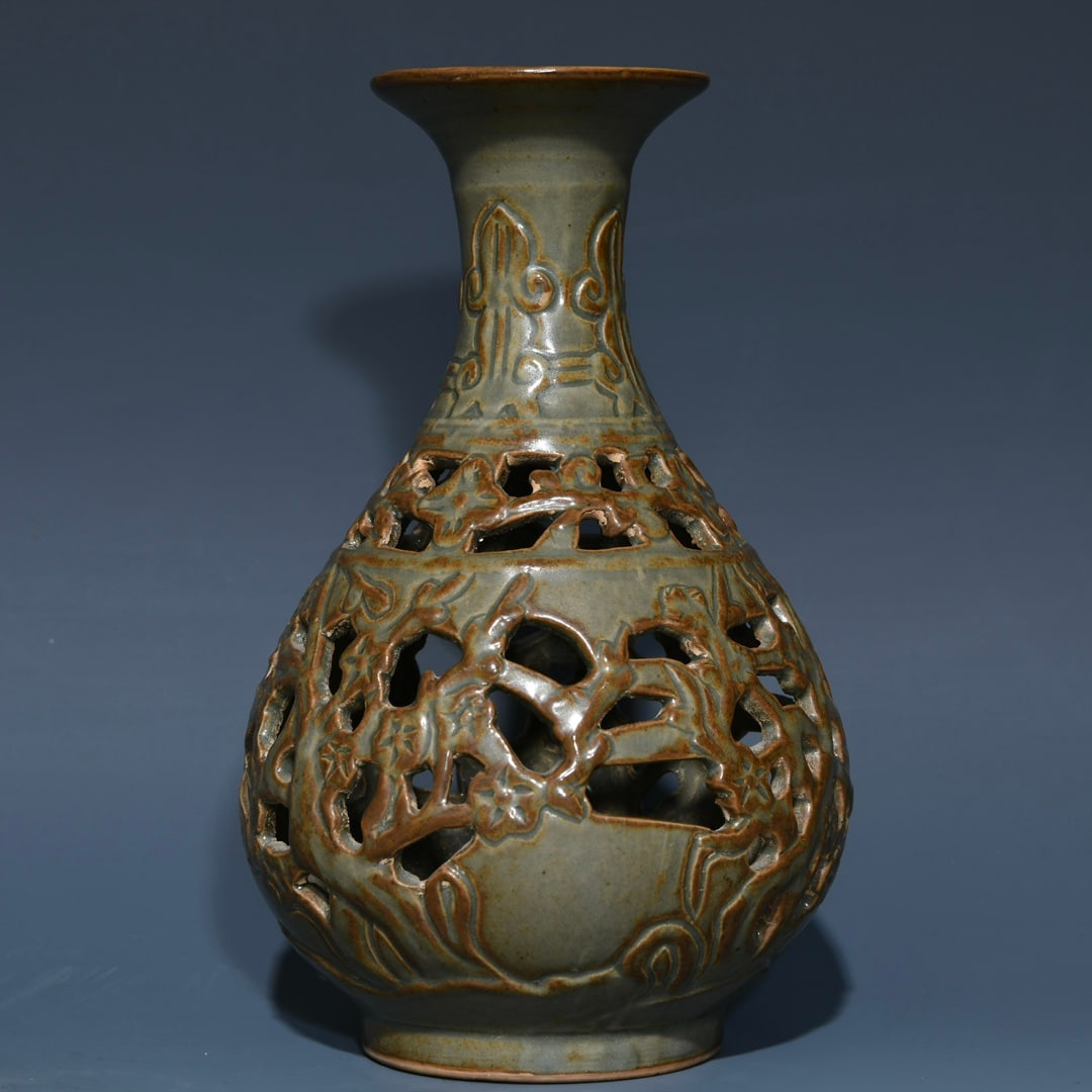 An Exquisite Chinese Longquan kiln hollow jade pot and spring vase: Size: Height 18.5 cm - Width 11 cm |Materials: Porcelain |Style Dynasty: Song dynasty |Inscription: 10th-c |Object: Chinese Antique