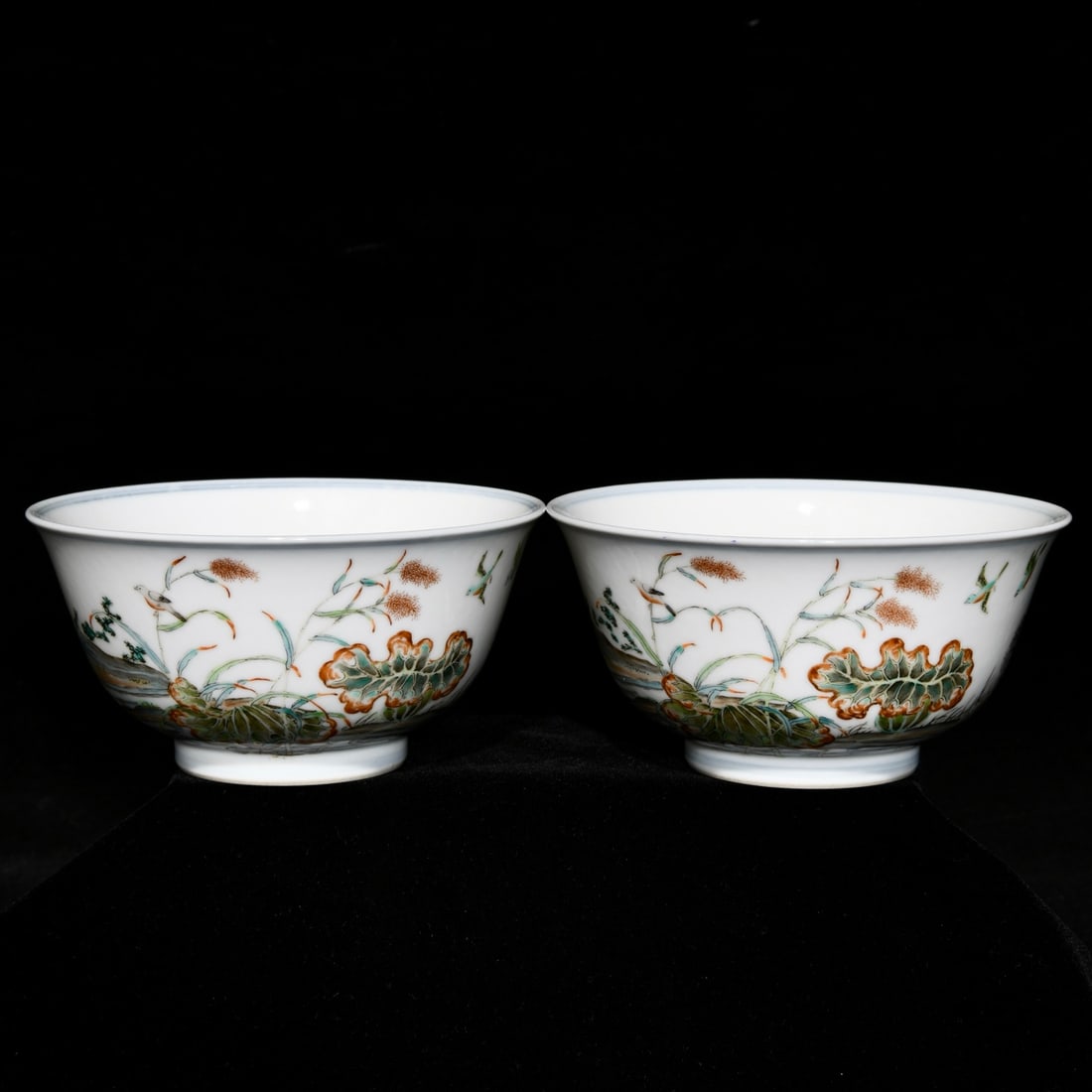 An exquisite Chinese colorful bowl with mandarin ducks playing with lotuses: Size: Width 13.3 cm - Height 6.8 cm |Materials: Porcelain |Style Dynasty: Qing dynasty |Inscription: Kangxi Mark |Object: Chinese Antique