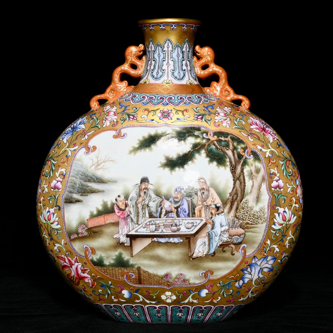 An exquisite Chinese gold-colored pastel tea-fighting picture with characters and stories amphora: Size: Height 30 cm - Width 26 cm |Materials: Porcelain |Style Dynasty: Qing dynasty |Inscription: Qianlong Mark |Object: Chinese Antique