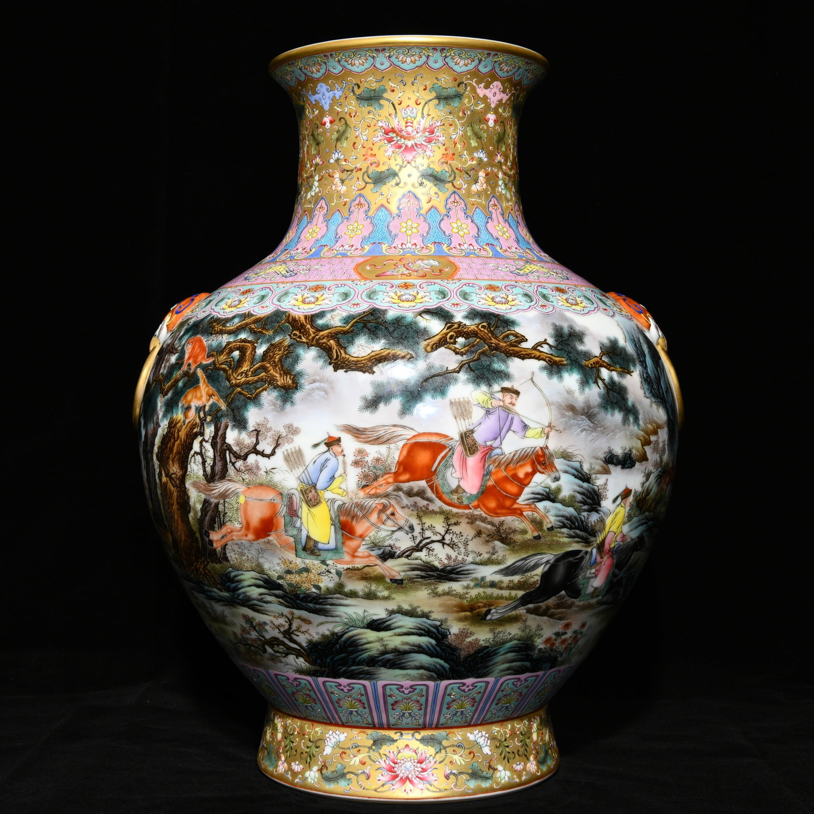 An exquisite Chinese gold-colored pastel painting with a panoramic view Vase: Size: Height 47 cm - Width 34.5 cm |Materials: Porcelain |Style Dynasty: Qing dynasty |Inscription: Qianlong Mark |Object: Chinese Antique