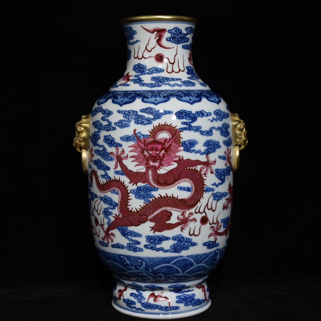 An exquisite Chinese blue and white agate red gilt animal head vase with dragon: Size: Height 41 cm - Width 24 cm |Materials: Porcelain |Style Dynasty: Qing dynasty |Inscription: Qianlong Mark |Object: Chinese Antique