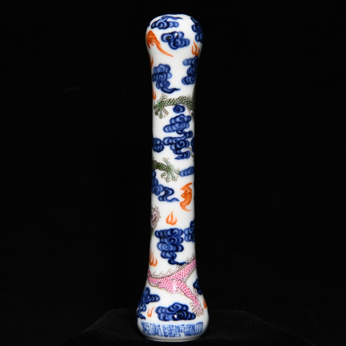 An exquisite Chinese blue and white pastel cloud and dragon pen holder: Size: Height 16.3 cm - Width 4 cm |Materials: Porcelain |Style Dynasty: Qing dynasty |Inscription: Qianlong Mark |Object: Chinese Antique