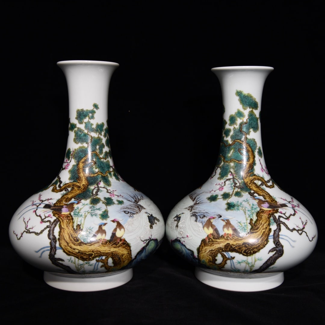 An exquisite Chinese pastel flower and bird vase: Size: Height 30 cm - Width 20 cm |Materials: Porcelain |Style Dynasty: Qing dynasty |Inscription: Yongzheng Mark |Object: Chinese Antique