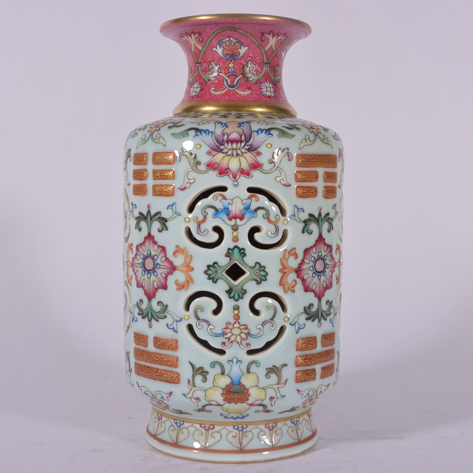 An Exquisite Chinese famille rose bean green glaze with gold and rouge red binding vase: Size: Height 24 cm - Width 9.2 cm |Materials: Porcelain |Style Dynasty: Qing dynasty |Inscription: Qianlong Mark |Object: Chinese Antique