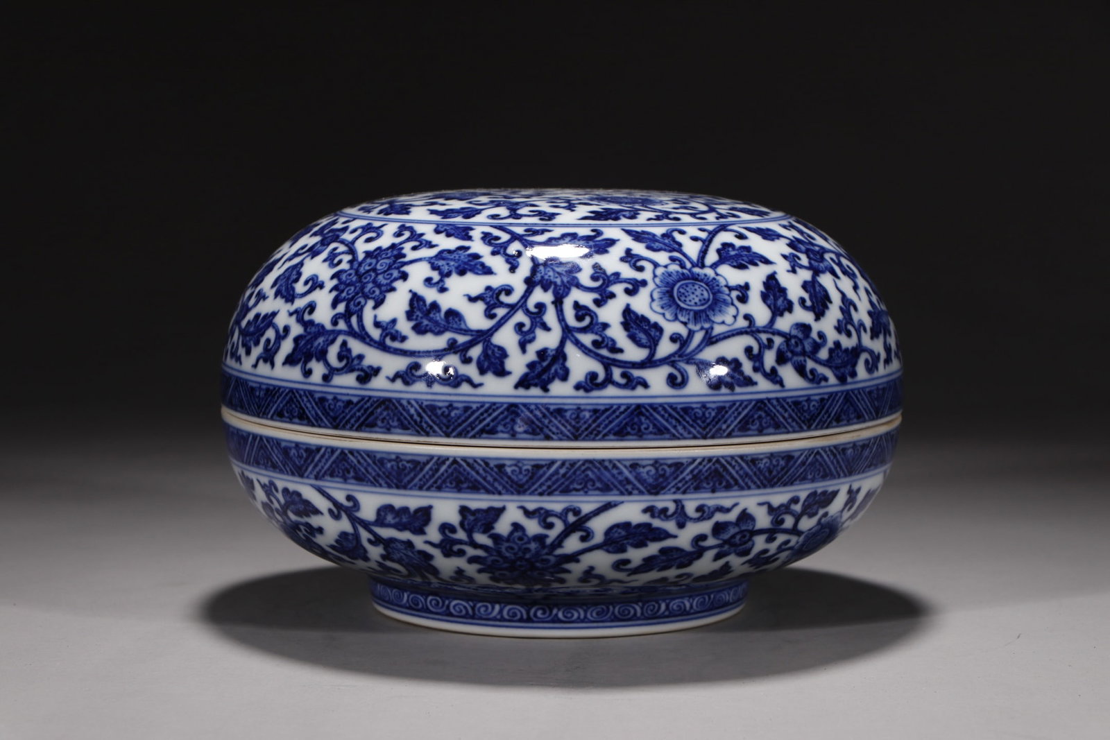 An Exquisite Chinese blue and white flower fruit box with entwined branches: Size: Height 13 cm - Width 20.8 cm |Materials: Porcelain |Style Dynasty: Qing dynasty |Inscription: Qianlong Mark |Object: Chinese Antique