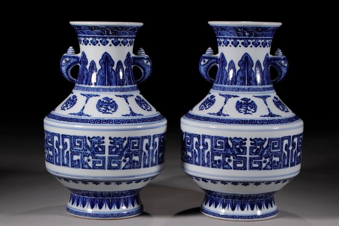 An Exquisite Chinese Amphora with blue white grass and dragons (1 of 9)