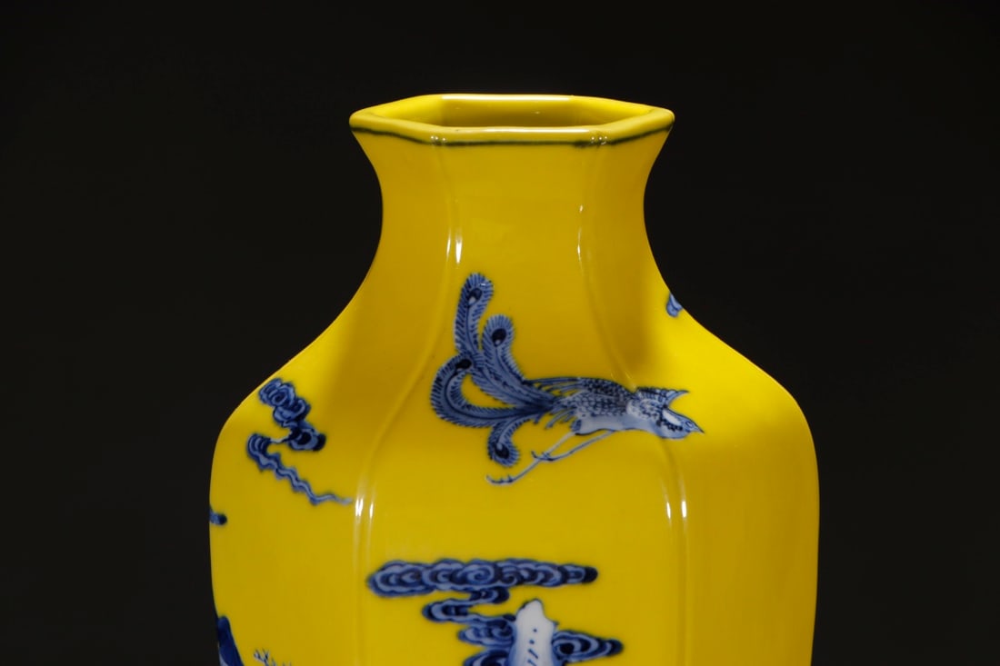 An Exquisite Chinese Yellow ground blue and white figure vase hexagonal inlay: Size: Height 39 cm - Width 14.2 cm |Materials: Porcelain |Style Dynasty: Qing dynasty |Inscription: Qianlong Mark |Object: Chinese Antique