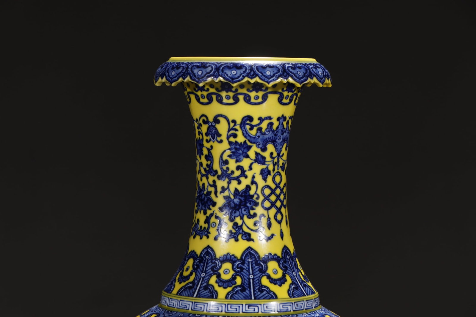 An Exquisite Chinese yellow ground blue and white landscape pavilion long neck vase: Size: Height 42 cm - Width 14.2 cm |Materials: Porcelain |Style Dynasty: Qing dynasty |Inscription: Qianlong Mark |Object: Chinese Antique