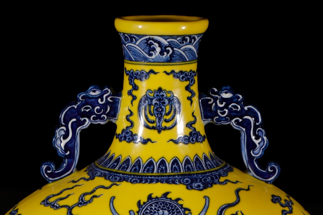 An Exquisite Chinese double eared moon vase with yellow ground blue and white sea water and vertical: Size: Height 43.8 cm - Width 14.2 cm |Materials: Porcelain |Style Dynasty: Qing dynasty |Inscription: Qianlong Mark |Object: Chinese Antique