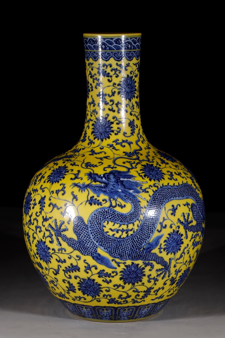 An Exquisite Chinese Yellow ground blue and white flowers vase dragon celestial sphere (1 of 9)