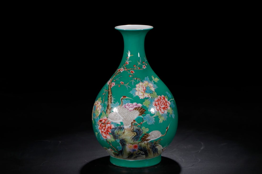 An Exquisite Chinese Green enamel jade pot and spring vase: Size: Height 34.2 cm - Width 14.2 cm |Materials: Porcelain |Style Dynasty: Qing dynasty |Inscription: Qianlong Mark |Object: Chinese Antique