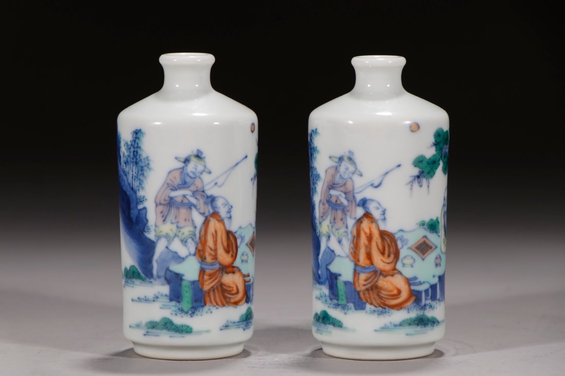 An Exquisite Chinese Snuff bottle with colorful figures and figures: Size: Height 9 cm - Width 14.2 cm |Materials: Porcelain |Style Dynasty: Qing dynasty |Inscription: Kangxi Mark |Object: Chinese Antique
