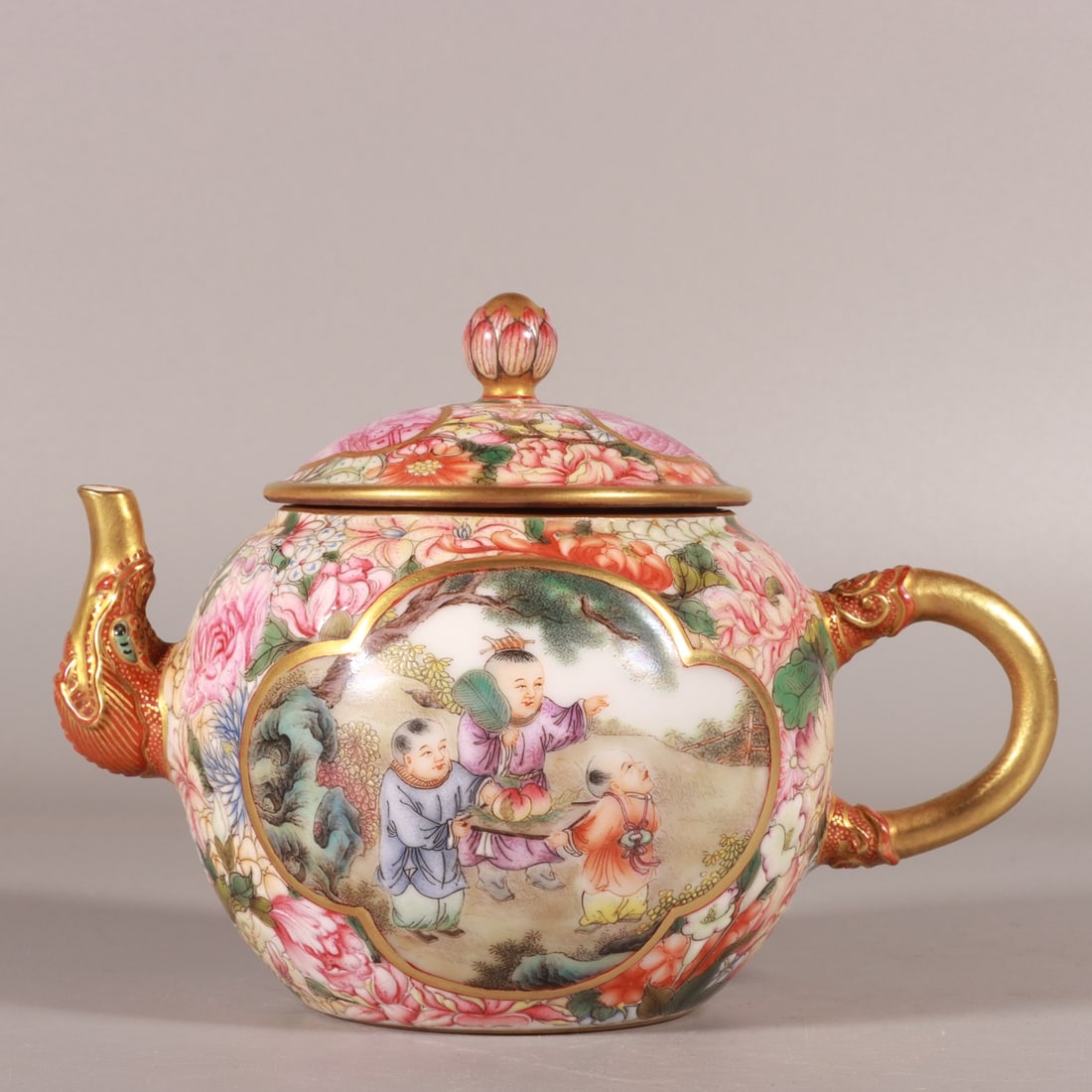 An Exquisite Chinese enamel teapot with thousands of flowers: Size: Height 11.5 cm - Width 10 cm |Materials: Porcelain |Style Dynasty: Qing dynasty |Inscription: Qianlong Mark |Object: Chinese Antique