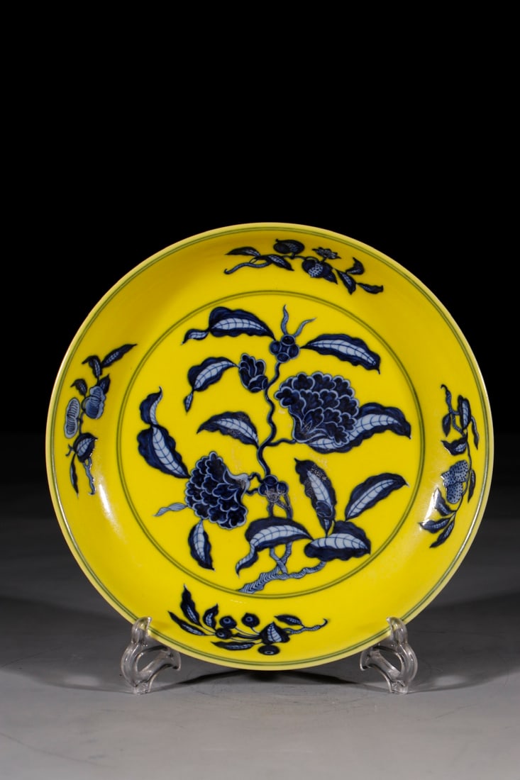 An Exquisite Chinese blue and white floral plate on yellow ground: Size: Height 5.8 cm - Width 28.3 cm |Materials: Porcelain |Style Dynasty: Qing dynasty |Inscription: Yongzheng Mark |Object: Chinese Antique
