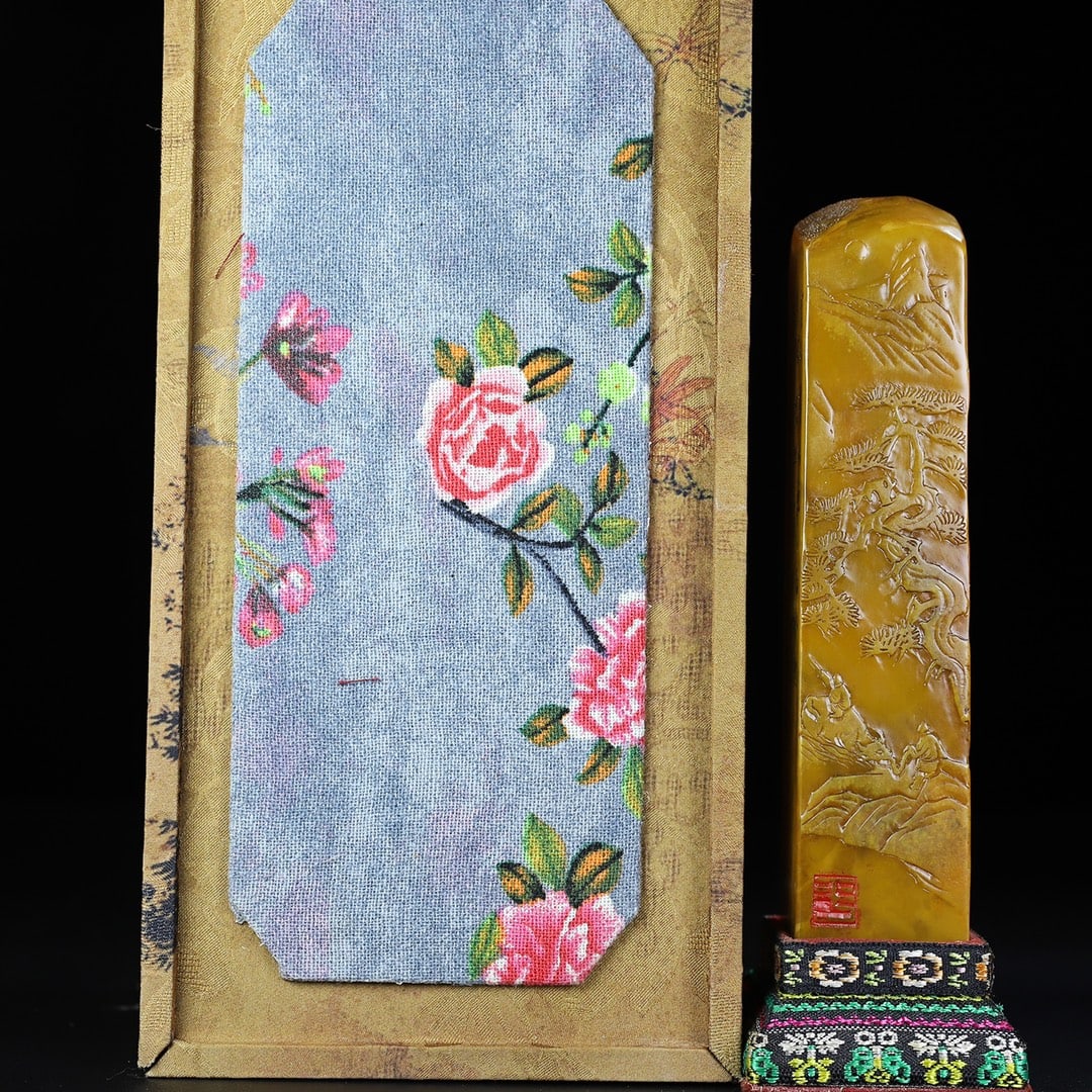 An Exquisite Chinese Shoushan stone carved seal: Size: Height 15.3 cm - Width 3.5 cm Materials: Shoushan Stone Style Dynasty: Qing Dynasty Attributed: Qinalong Period Object: Chinese Antique