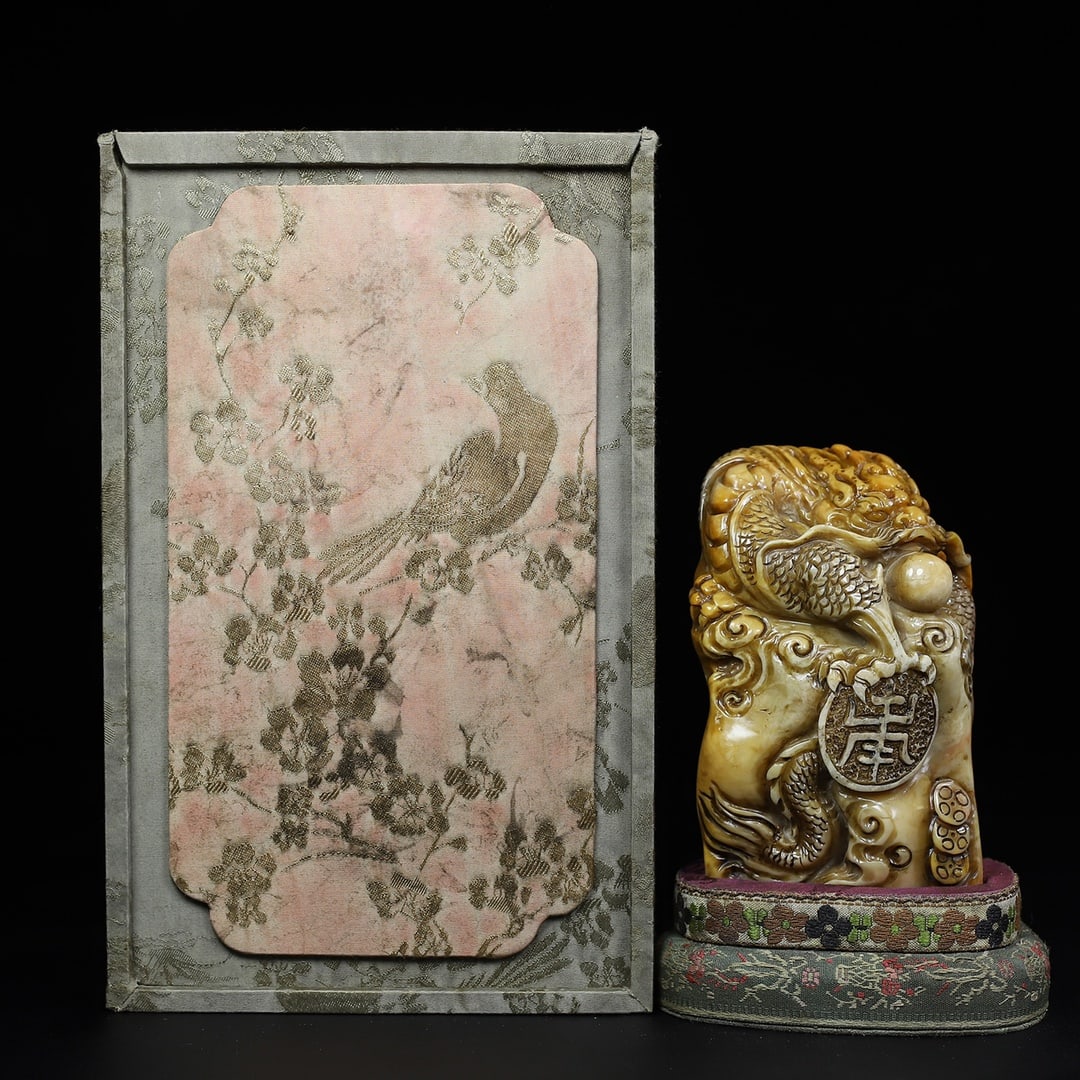 An Exquisite Chinese Shoushan stone Xianglong Xianrui seal ornaments: Size: Height 13 cm - Width 7.5 cm Materials: Shoushan Stone Style Dynasty: Qing Dynasty Attributed: Qinalong Period Object: Chinese Antique