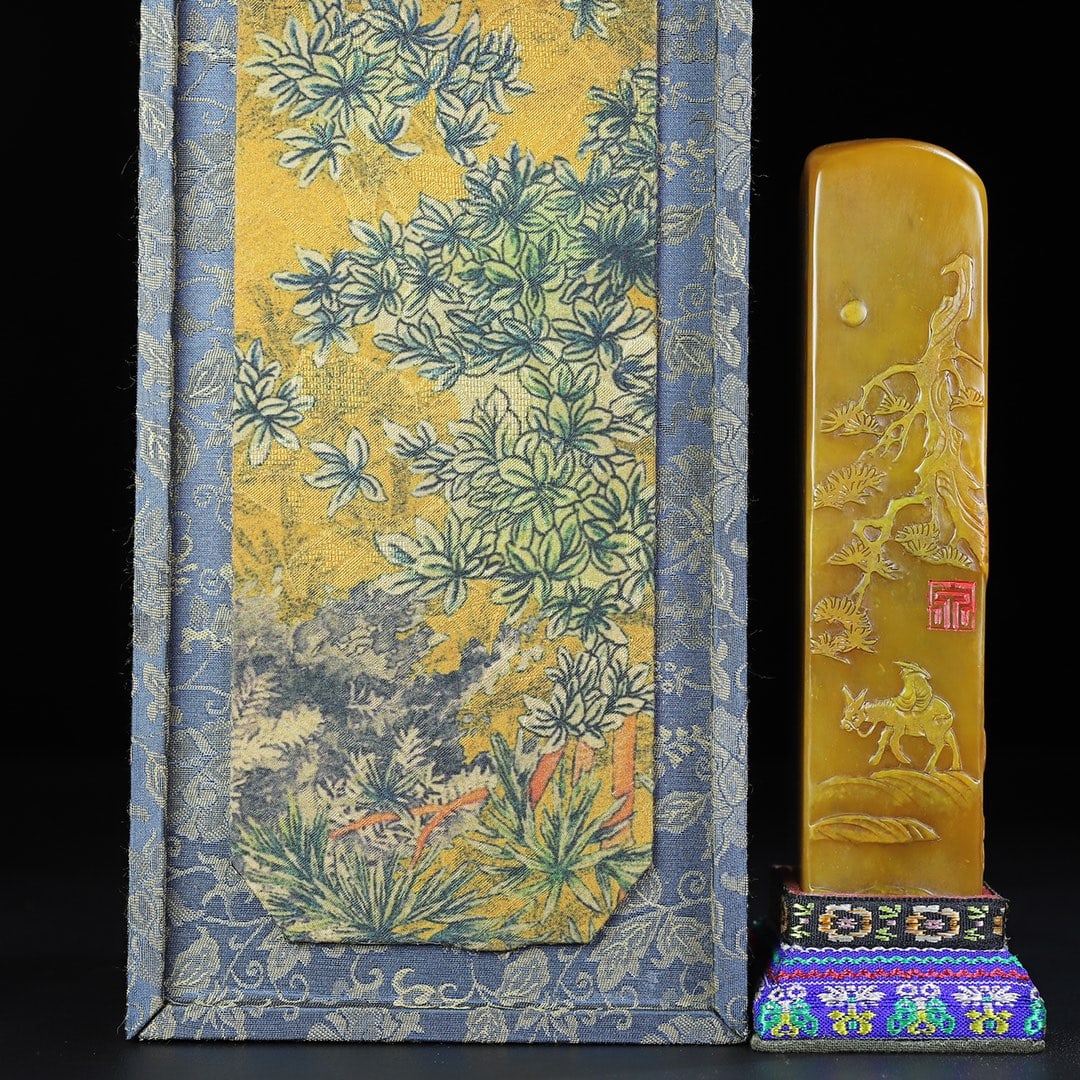An Exquisite Chinese Shoushan stone carving seals: Size: Height 15 cm - Width 3.5 cm Materials: Shoushan Stone Style Dynasty: Qing Dynasty Attributed: Qinalong Period Object: Chinese Antique