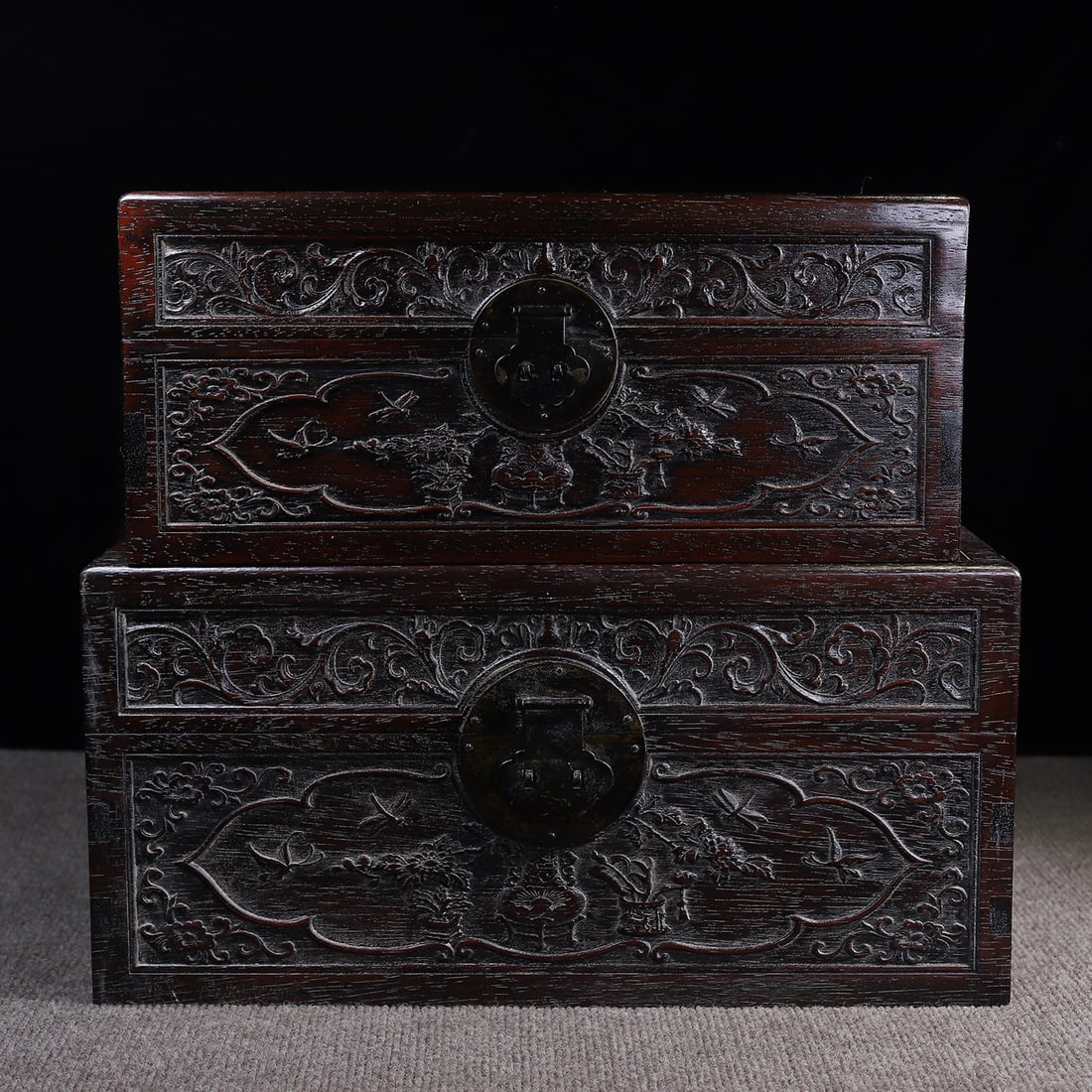An Exquisite Chinese sandalwood red carved treasure box: Size: Width 40 cm - Height 22 cm Materials: Rosewood Style Dynasty: Qing Dynasty Attributed: Qinalong Period Object: Chinese Antique