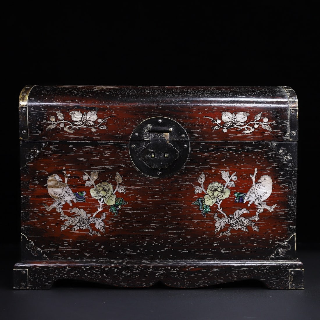 An Exquisite Chinese Mahogany inlaid with shells and clad with copper official leather suitcase: Size: Width 33.5 cm - Height 23.5 cm Materials: Rosewood Style Dynasty: Qing Dynasty Attributed: Qinalong Period Object: Chinese Antique